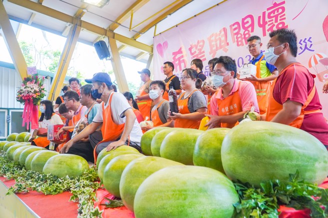 农业部农粮署为了支持花莲的农友，决定在台北希望广场扩大举办「花莲周」，于11至12日举行以「希望与关怀-义卖农产品挺0403花莲震灾」为主题的义卖活动，所有义卖所得将全数捐赠至花莲赈灾专户，许多厂商也前来共襄盛举，参与此活动。（罗永铭摄）
