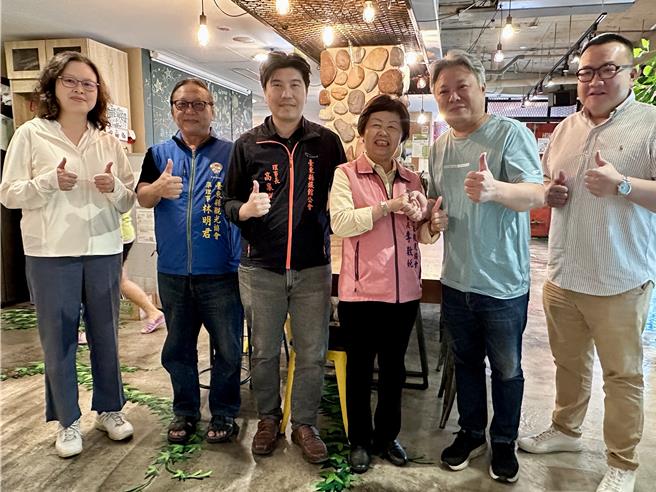 台东县观光协会理事长李数奼今早皆业者北上拜会花莲观光协会理事长陈义丰，讨论震后花东旅游。（王志伟摄）