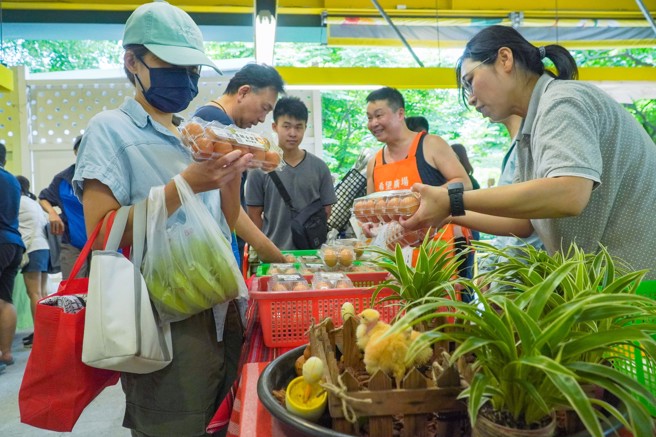 农业部农粮署为了支持花莲的农友，决定在台北希望广场扩大举办「花莲周」，于11至12日举行以「希望与关怀-义卖农产品挺0403花莲震灾」为主题的义卖活动，所有义卖所得将全数捐赠至花莲赈灾专户，许多厂商也前来共襄盛举，参与此活动。（罗永铭摄）