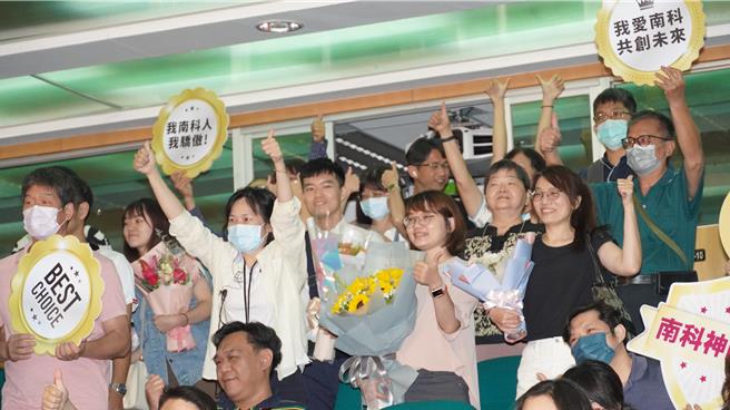 許多獲獎者的家屬親友準備鮮花到場致賀。（寶智華攝）