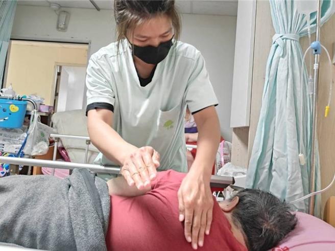 「軒晨」參加線東大眾護理之家辦理的自訓自用計畫，訓後直接於原職場繼續服務。（中彰投分署提供／孫英哲彰化傳真）