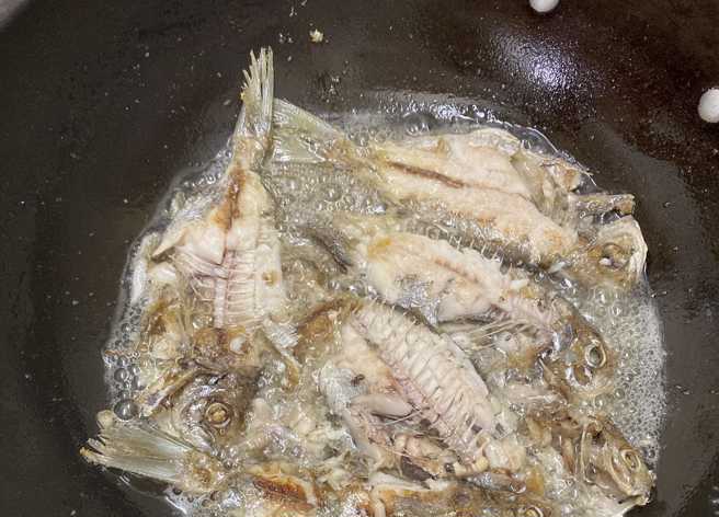 網友加一堆油「煎魚仍沾鍋」，引起熱烈討論。（圖／翻攝自爆廢公社）