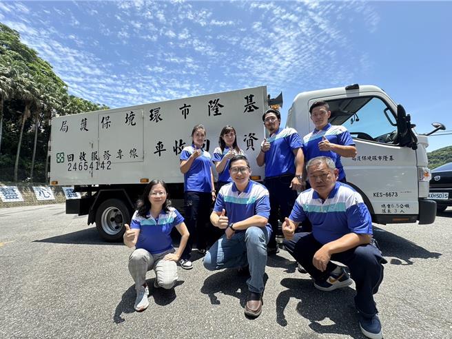 基隆市环保局重新设计10年未更新的工作服，除了有吸溼抗污的功能性外，也融入山海色系，让清洁队展现新气象。图为环保局长马仲豪（前排中）与清洁队员合影。（基隆市环保局提供／徐佑升基隆传真）