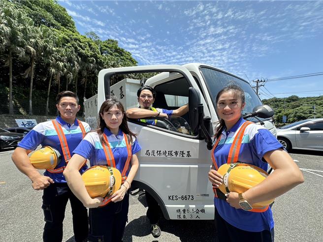 基隆市环保局重新设计10年未更新的工作服，除了有吸溼抗污的功能性外，也融入山海色系，让清洁队展现新气象。左起为队员林少钧、陈百合、叶柏佑、陈怡伶。（基隆市环保局提供／徐佑升基隆传真）