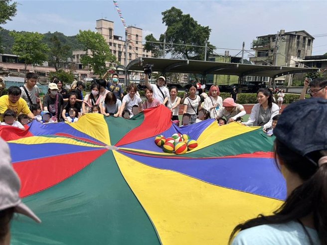 為了讓幼兒學習團隊合作，伊甸基金會11日在南榮國小舉辦「龍總逗陣來」親子運動會，現場有近2百組家庭參與同樂。（童子瑋辦公室提供／徐佑昇基隆傳真）