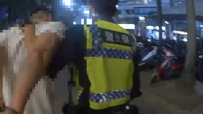 闖新莊棒球場管制區撿界外球，醉男不聽警方勸怎，遭到上銬移送法辦。（翻攝畫面）