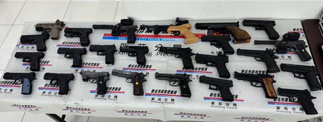 警方当场查扣华瑟WALTHER改造手枪1枝、模拟枪1枝与待验的空气枪25枝。（新庄警分局提供／张铠乙新北传真）