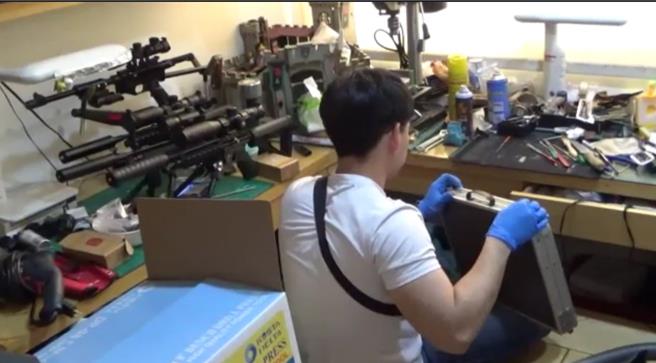 警方当场查扣改造子弹6颗、砂轮机、钻台、电钻及改造工具一批。（新庄警分局提供／张铠乙新北传真）