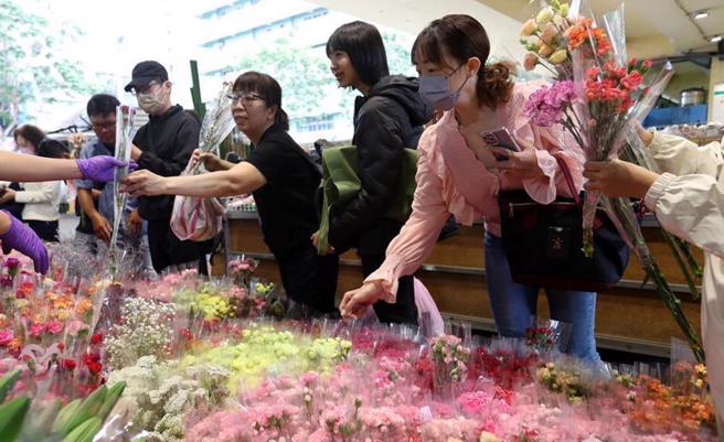 就台北花市來看，康乃馨因為減產價格每把價格也突破100元、約較去年同期上漲2成。（報系資料照）