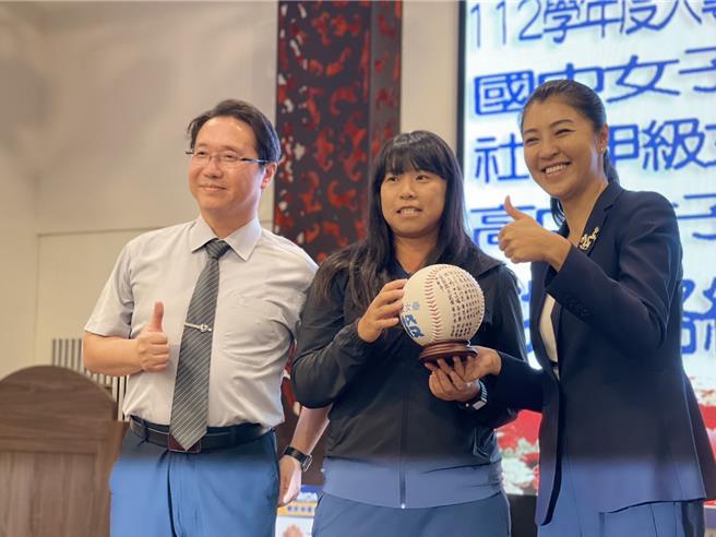 埔里国中女垒队获今年全国女垒比赛国中组冠军，南投县长许淑华（右）颁奖给教练张寧恩（中）及埔中校长陈清滨。（读者提供／张妍溱南投传真）