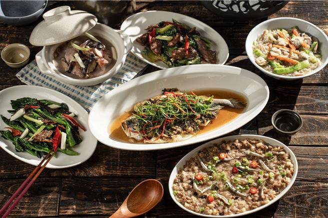 「十全十味住家菜」主题菜，10道香江风味家庭菜从360元到520元不等，价格亲民。（台南大员皇冠假日酒店提供）