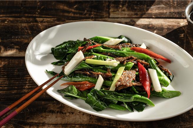 「广东芥蓝鲮鱼酥」是台湾较少吃到的道地港味，以香港家庭中常吃的鲮鱼料理，香辣酥脆很下饭。（台南大员皇冠假日酒店提供）