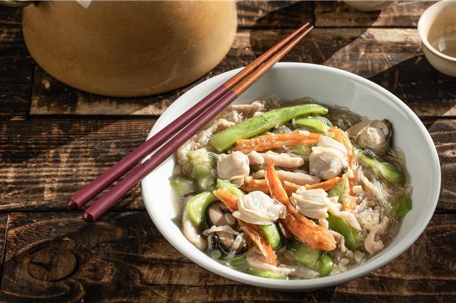 「鲜甜金勾煮角瓜」是一道以金勾虾乾烹饪的港式家常菜，滋味清爽可口。（台南大员皇冠假日酒店提供）