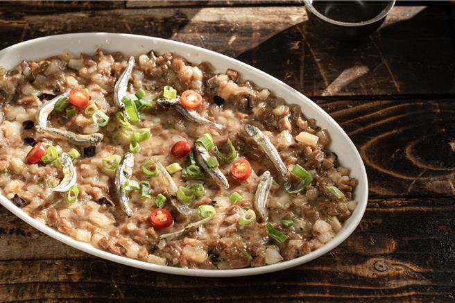 「小鱼乾蒸手工肉饼」不使用绞肉，全手工将猪肉切成丁状，加入荸荠、小鱼乾，蒸出多重的嚼劲跟口感，搭配白饭超对味。（台南大员皇冠假日酒店提供）