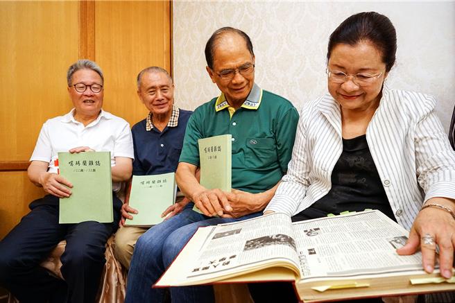 前立法院长游锡堃（右二）与监委田秋堇（右一）、准工程会主委陈金德（左一）、噶玛兰周刊第2任社长林顺发（左二）等人，回顾当年周刊内容。（李忠一摄）
