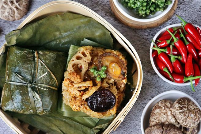 「川味乾鍋鮑魚粽」麻香迷人，滿足嗜辣者的喜好，5入組早鳥優惠價1280元。（大地酒店提供）