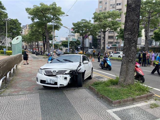 後方白色車輛不慎追撞後停在人行道上。（桃園警分局提供）