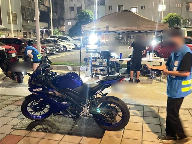 芦竹警分局针对改装噪音车进行稽查，共检测14辆机车，其中4辆不合格。（芦竹警分局提供）