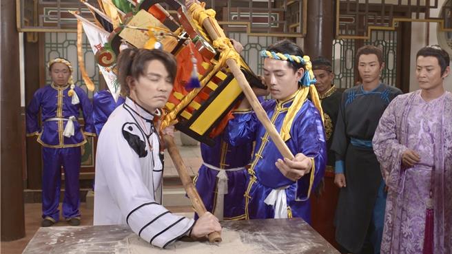 王大熊兒時跟奶奶住，常看乩童起乩辦案，演出很自然。（圖／民視提供）