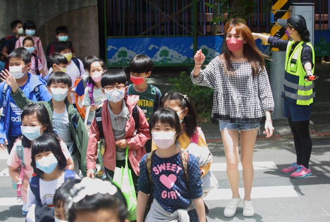 交通部長王國材11日喊話，應重視兒童交通安全，別留行人地獄給下一代。（本報資料照／張鎧乙攝）