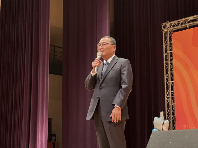 民眾黨立委黃國昌今（11）日稱藍營議員、新北市長侯友宜為此與他有聯繫，侯友宜被問及是否還黃國昌協助推動市政的人情未正面回應。（柯毓庭攝）