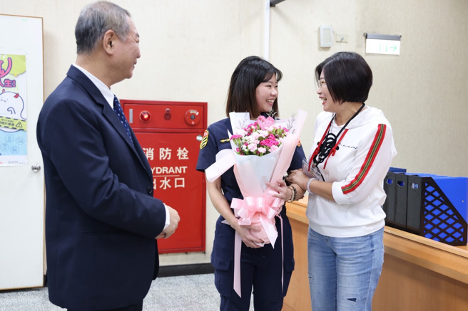 蘆洲分局偵查隊警員楊蕧菶向母親三重分局的警務佐黃麗端致意。（圖／警方提供）
