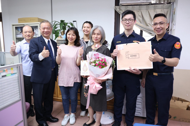 新店分局交通分隊警員黃富品向母親樹林分局人事室的巡佐陳淳均致意。（圖／警方提供）