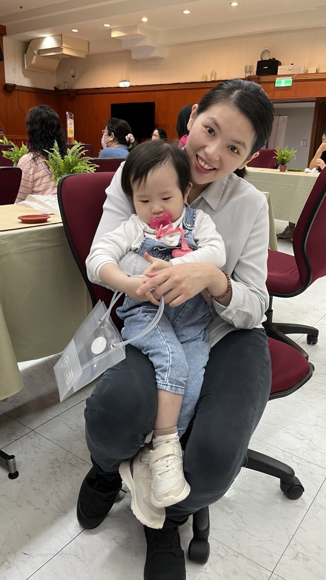 人事室最美科員方柏雅身兼母職，帶著小孩共度母親節活動。（圖／警方提供）