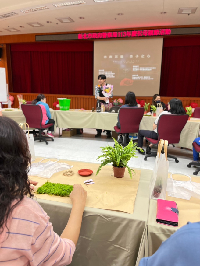 新北市警友會也贊助警局舉辦青苔球手作課程、多肉植物市集與免費按摩體驗服務，讓各位警察媽媽們，於母親節前夕，在辦公職場，得以舒緩肌肉、放鬆心情，紓解工作辛勞。（圖／警方提供）