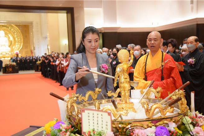 南投中台禅寺11日举行浴佛法会，计1万5千多名佛弟子回中台山礼佛。县长许淑华（左）出席，讚嘆1万5千多位佛弟子同场礼佛，感受满满正能量。（南投县政府提供／张妍溱南投传真）