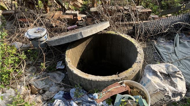 台中謝姓男子去年與懷孕的柯姓女友因是否生下孩子爭執分居，柯女5月底在東勢的租屋處生下孩子後，孩子身亡，謝男將嬰兒屍體帶回他石岡的租屋處後方水井丟棄。事隔6個月，謝男今年1月因良心不安向警方自首。（民眾提供／潘虹恩台中傳真）