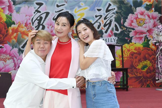 陳亞蘭劇中兒女羅裕誴、林雨宣提前為她慶祝母親節，母子情戲散人不散。（圖／公視台語台、華視提供）