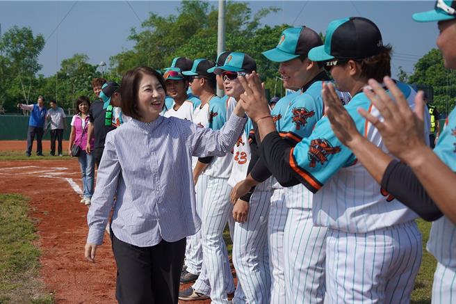 潮州棒球场启用，屏东县长周春米（左）向比赛的球员加油打气。（屏东县政府提供／罗琦文屏东传真）