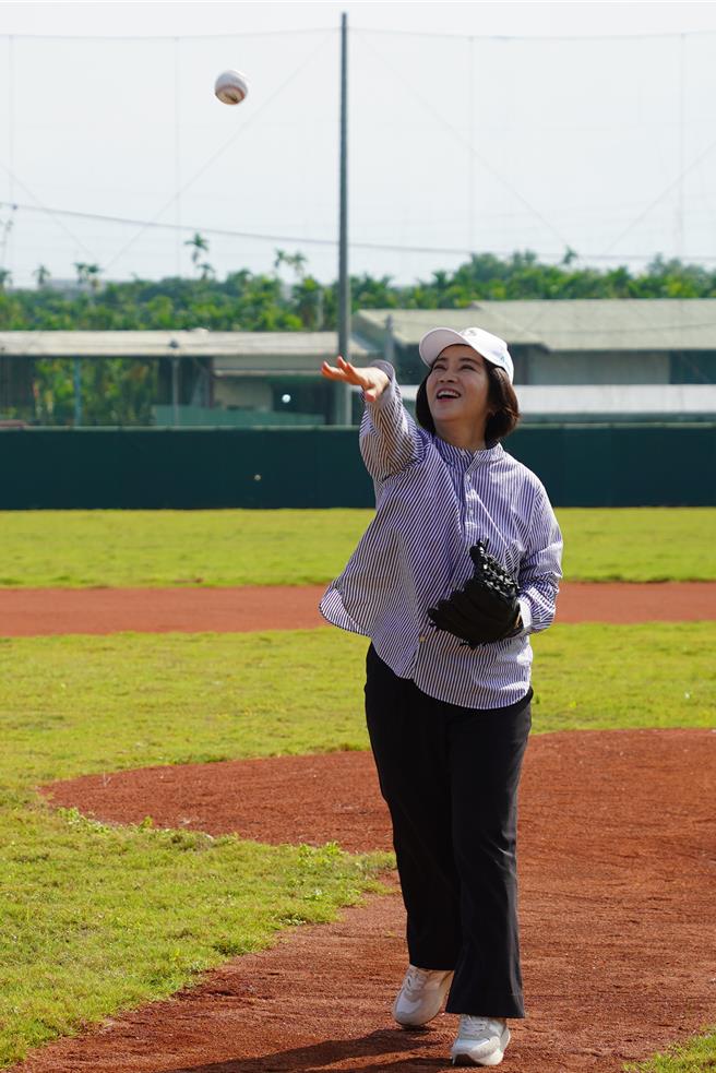 潮州棒球场启用，屏东县长周春米亲自主持启用典礼开球。（屏东县政府提供／罗琦文屏东传真）