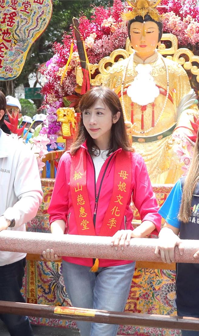 针对网红10日于信义区撒钱，造成群眾推挤的事件，民进党台北市议员许淑华（图）11日表示，北市府应该正视网路号召活动公共安全，避免梨泰院惨剧在台湾上演。（摘自许淑华脸书／丁上程台北传真）