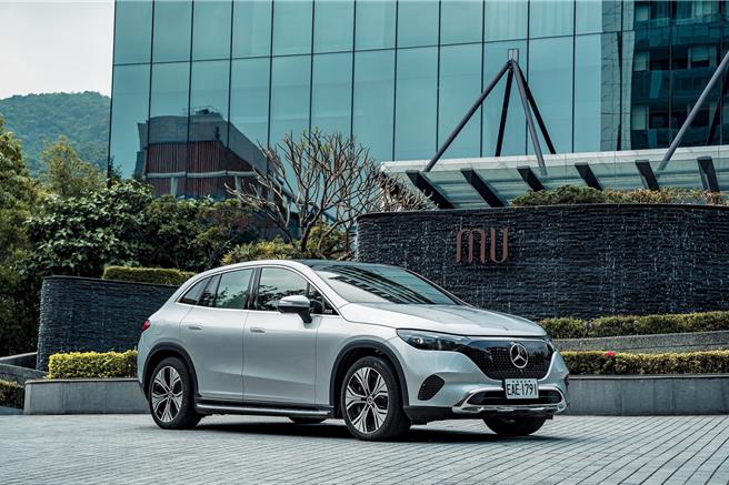 礁溪寒沐酒店独家携手台湾宾士，推出期间限定的「纯电．星旅程」自驾游一泊二食住房专案，旅客于入住期间体验驾乘Mercedes-Benz 纯电休旅车，畅游礁溪各景点。（寒舍餐旅提供）