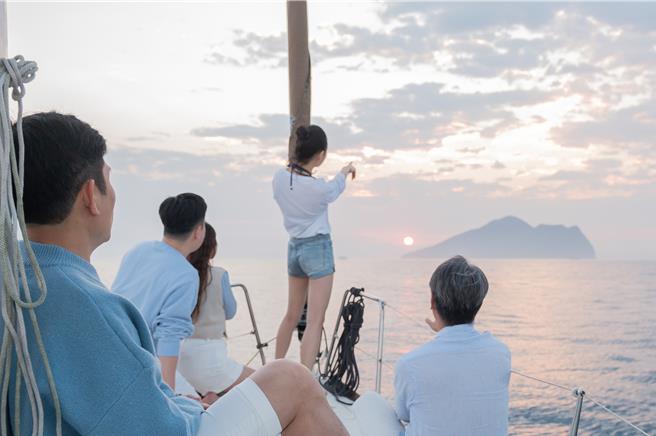 礁溪寒沐携手Mercedes-Benz推出「龟山岛沐夏秘旅」一泊二食住房专案，搭配龟山岛赏日出行程，一晚最低11500元起。（寒舍餐旅提供）