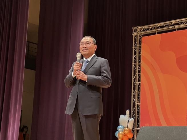 国民党县市首长、立委拟大缺席总统就职大典，民进党籍立法委员王世坚大酸「连这点起码的风度都没有」，新北市长侯友宜则反呛「食安、公安、治安，这些才是人民关心的」。（柯毓庭摄）