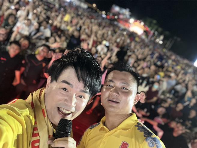 李明洋與粉絲合照。（圖／安吉莉傳播提供）