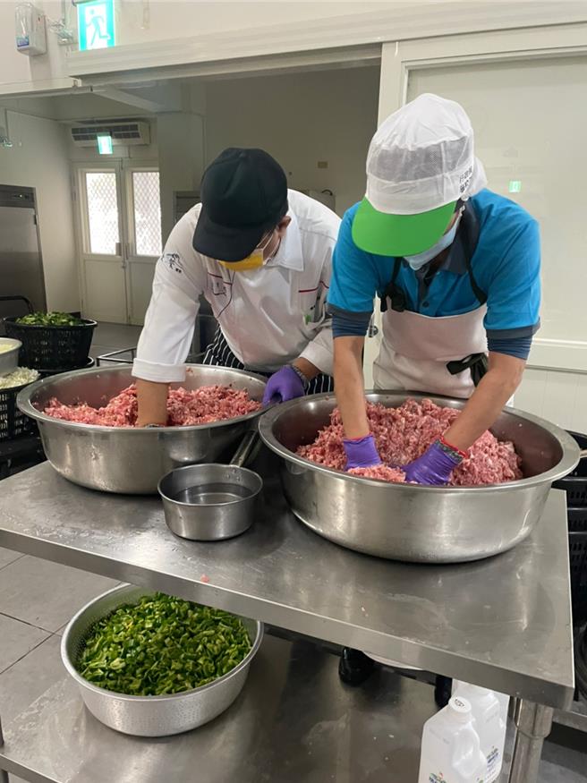 嘉義縣補助18校廚工薪資，希望讓廚工穩定工作。（嘉義縣政府提供／廖素慧嘉縣傳真）