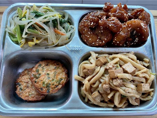 嘉義縣補助學校廚工薪資，以讓餐費充裕用於食材，做出美味營養午餐。（嘉義縣政府提供／廖素慧嘉縣傳真）