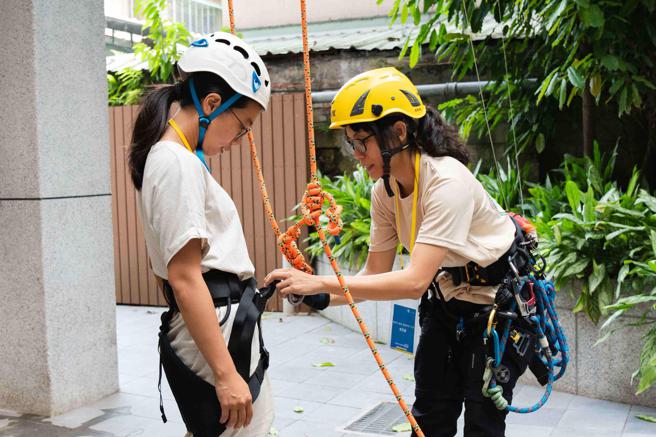 由优胜组「妈妈的小树苗-攀树梦想工作室」攀树体验团队于成果发表会现场带大家体验攀树的乐趣。（联合利华提供／古明弘台北传真）