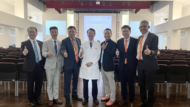 經濟系邱顯鴻副教授促成扶輪精神慷慨募資價逾十萬美金的人工智慧醫療輔助系統給埔里基督教醫院。(照片/國立暨南國際大學提供)