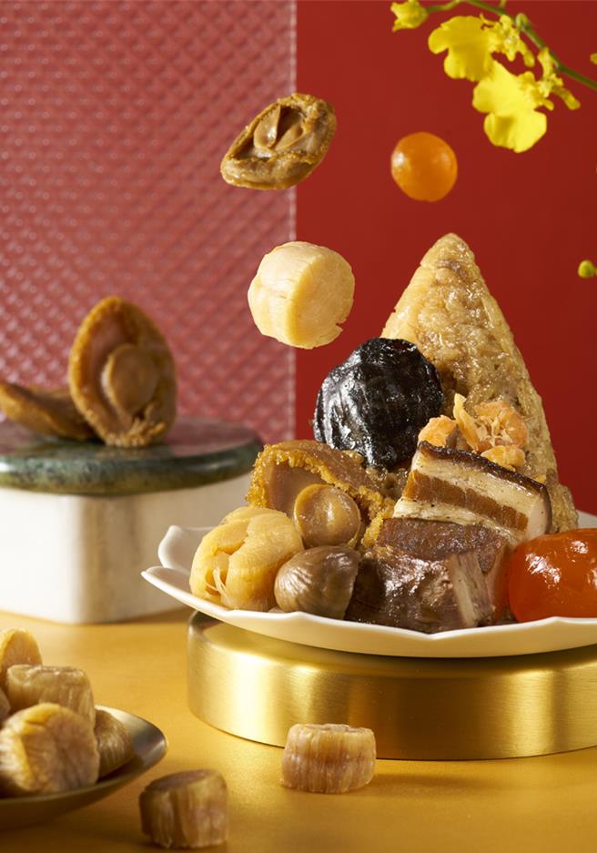 「皇家鲍贝粽」精选鲍鱼、干贝突显风味，加上台湾猪上等三层肉入粽，海陆食材交融出令人难忘的多重美味。（凯撒饭店连锁提供）