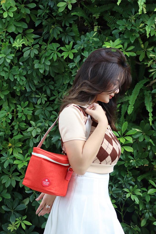 今年粽礼提袋的设计融入运动休閒风元素，以熔岩红搭配活力橘配色鲜明的圆筒包保冷袋，取代传统提袋。（凯撒饭店连锁提供）