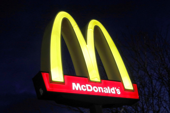 美國麥當勞考慮推出只要5美元的超值套餐，挽回大量流失的低收入消費客層。（資料照／路透）