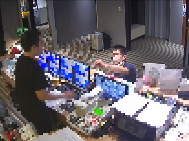 46岁的黄男，偽装成型男，再利用手机APP交友软体，邀约网友到高级饭店、出租套房或商旅聊天约会，趁网友疏于注意之际，窃取其皮夹内之信用卡或手机sim卡等财物。（图／警方提供）