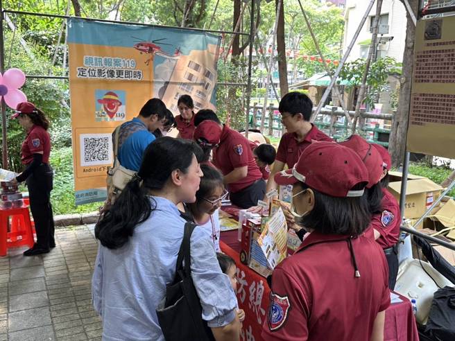 台北市消防局第三救灾救护大队今11日携手中山区公所及台北市文昌宫，在民享公园举办了一场盛大的「2024文昌保佑社区防灾园游会」。（图／消防局提供）