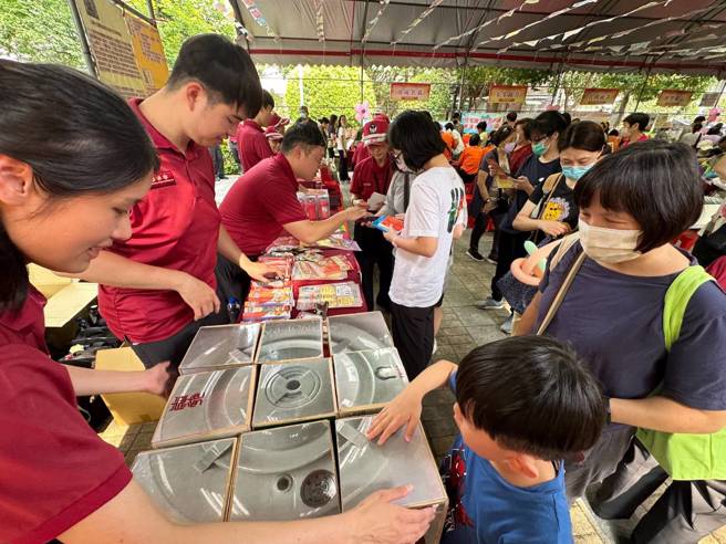 台北市消防局第三救灾救护大队今11日携手中山区公所及台北市文昌宫，在民享公园举办了一场盛大的「2024文昌保佑社区防灾园游会」。（图／消防局提供）
