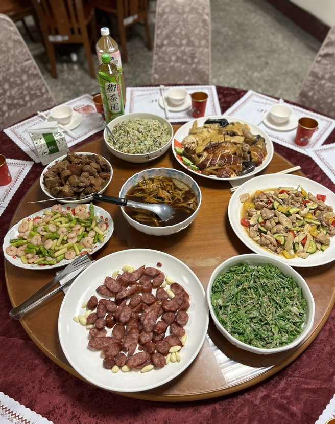 畫面上可以看見準備了一桌的菜色相當豐富。（圖 / 劉詠韻翻攝）